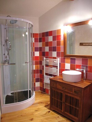 Shower, free toiletries, hair dryer, towels - Chambres d'hôtes Lou Cliou (Cliousclat)