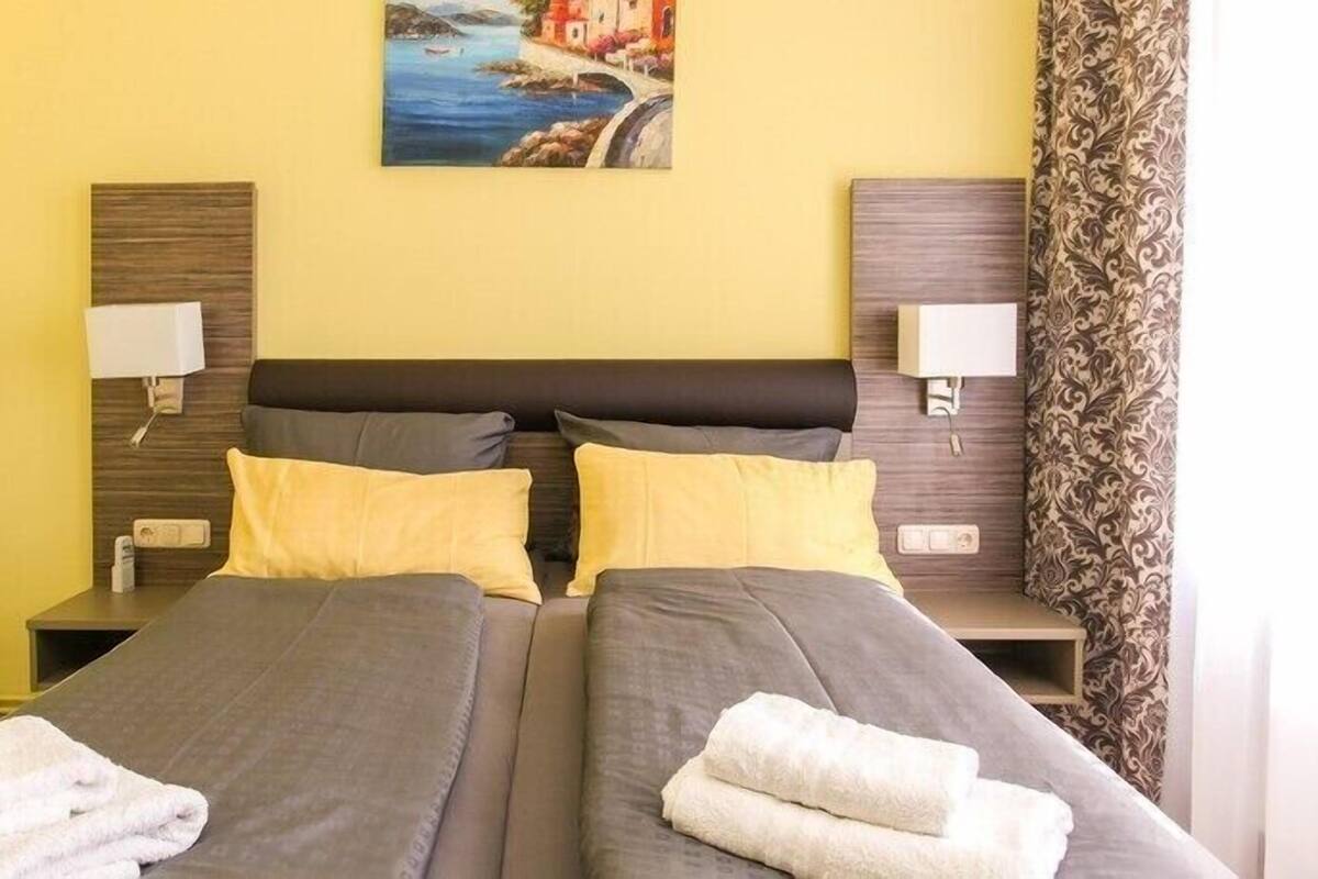 Desk, soundproofing, free WiFi, bed sheets