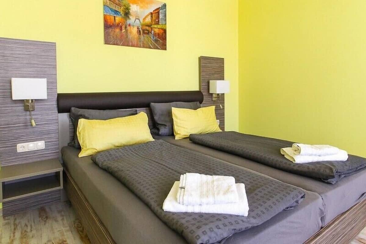 Bureau, chambres insonorisées, Wi-Fi gratuit, draps fournis