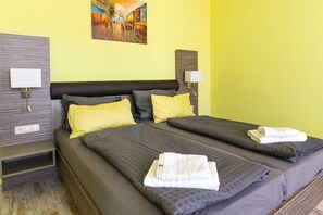 Desk, soundproofing, free WiFi, bed sheets - Restaurant & Pension Eshramo (Barth)