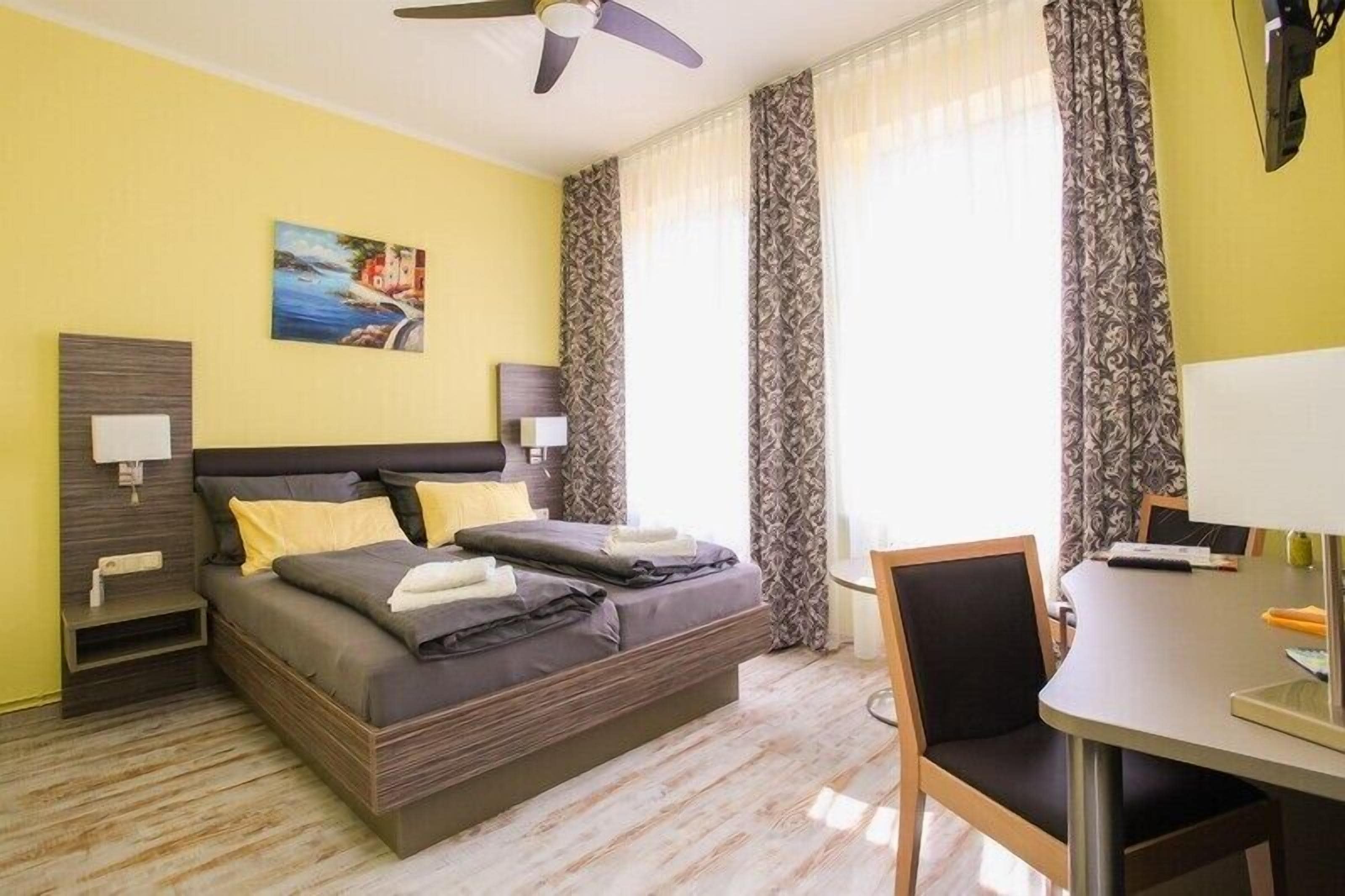 Double Room | Desk, soundproofing, free WiFi, bed sheets