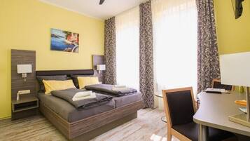 Double Room | Desk, soundproofing, free WiFi, bed sheets