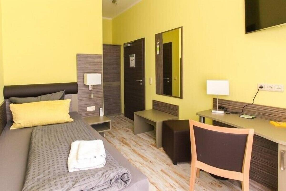 Desk, soundproofing, free WiFi, bed sheets