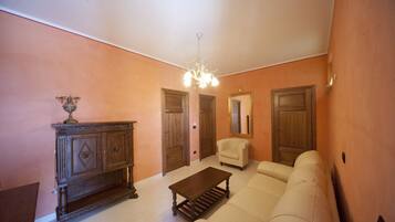 Phòng đôi, ban công | Khu phòng khách | TV màn hình phẳng