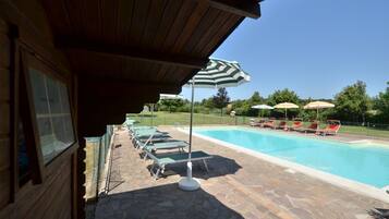 Hồ bơi ngoài trời phục vụ theo mùa