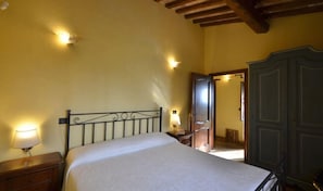 Apartment, 1 Bedroom | Premium bedding, desk, iron/ironing board, free cots/infant beds - Agriturismo Buriano (Lubriano)