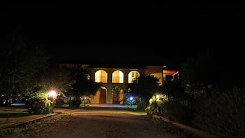 Mặt tiền nơi lưu trú - ban đêm