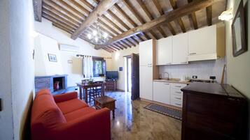 Tủ lạnh, lò nướng, bếp nấu, ấm điện