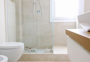 Appartement, 1 chambre | Salle de bain | Douche, douche cascade, articles de toilette (gratuits)