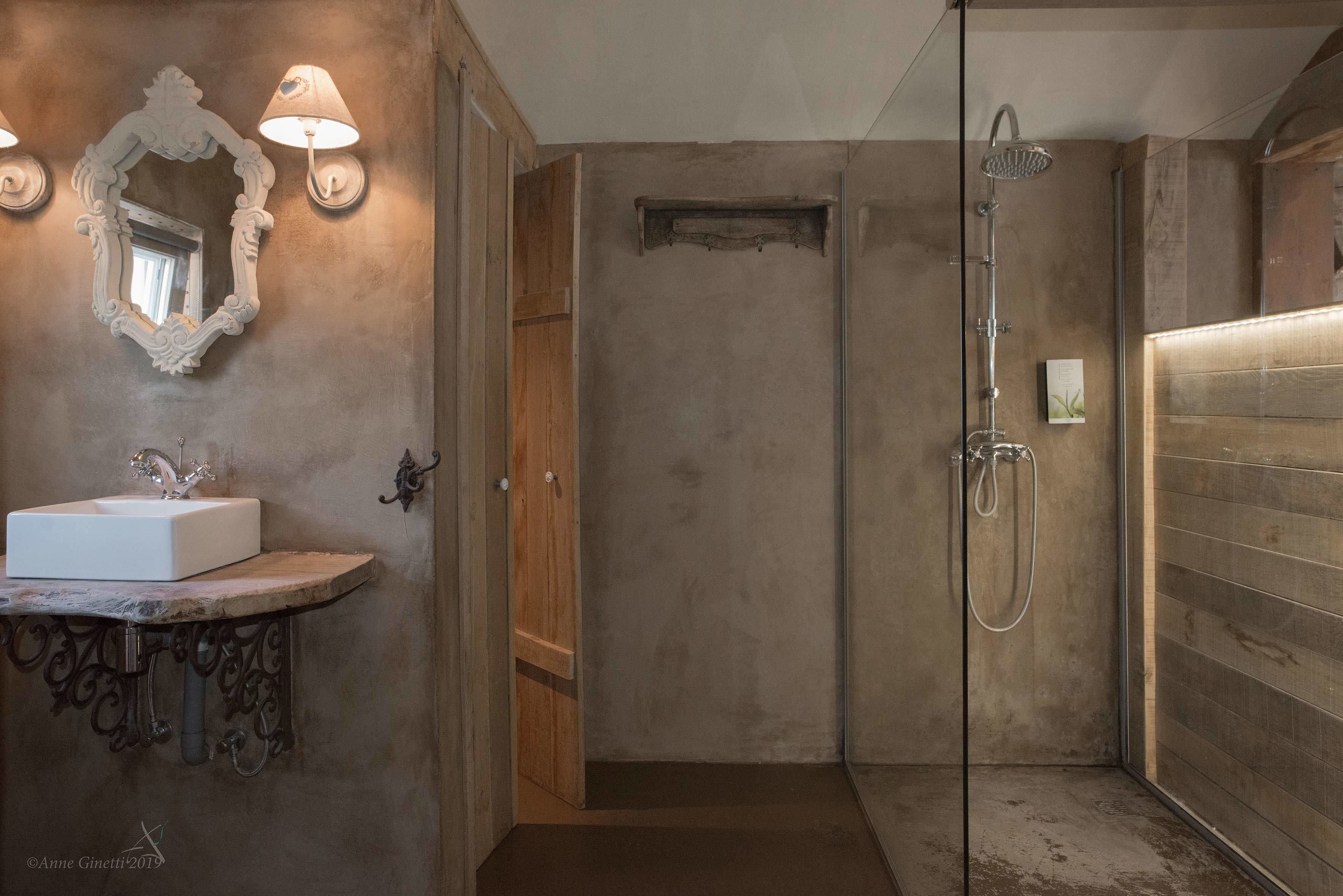 Habitación doble (Bois) | Baño | Ducha, bañera profunda, cabezal de ducha tipo lluvia y toallas