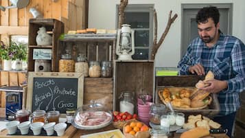 Dagelijks ontbijt met lokale gerechten (EUR 17.50 per persoon)