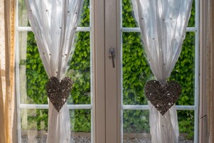 Cortinas blackout, tabla de planchar con plancha y wifi gratis 