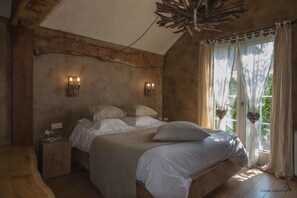 Quarto casal (Bois) | Cortinas blackout, ferros/tábuas de passar roupa, Wi-Fi de cortesia