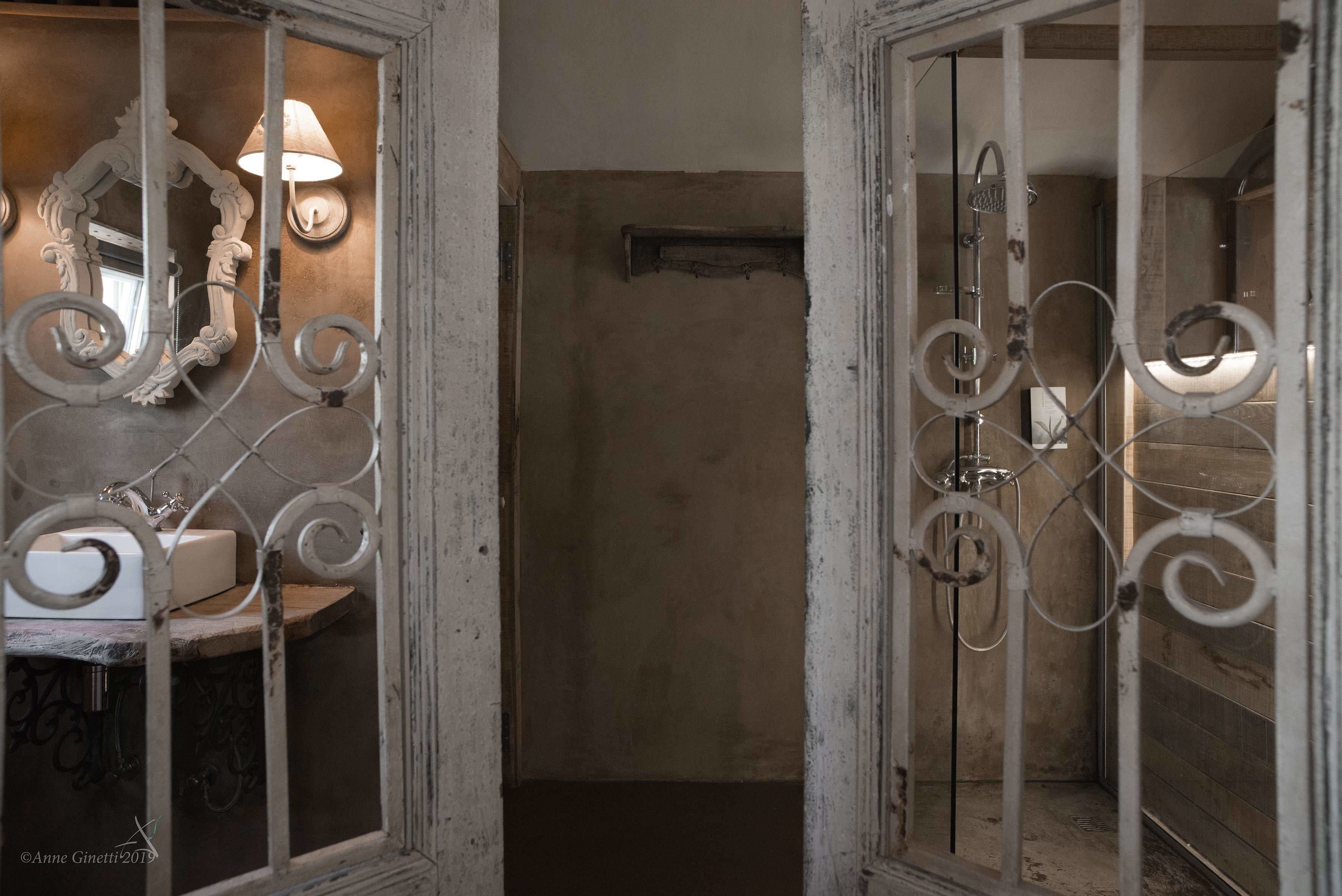 Un bagno con lavabo, specchio e zona doccia.
