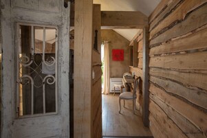 Cortinas blackout, tabla de planchar con plancha y wifi gratis 