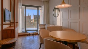 Sviitti, 1 makuuhuone (River view & Spa Access) | Allergiatestatut vuodevaatteet, tallelokero huoneessa