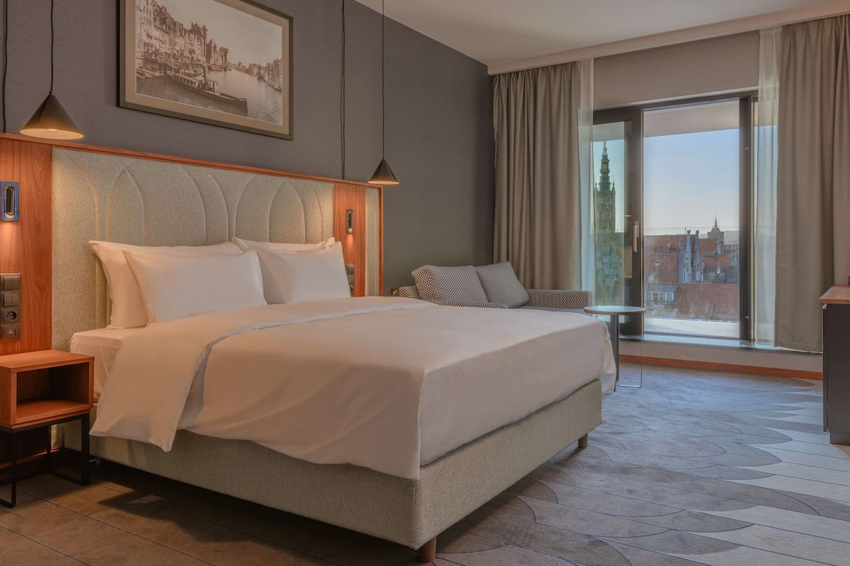Kamar Keluarga (River view & Spa Access) | Seprai antialergi, brankas, meja kerja, dan ruang kerja ramah laptop
