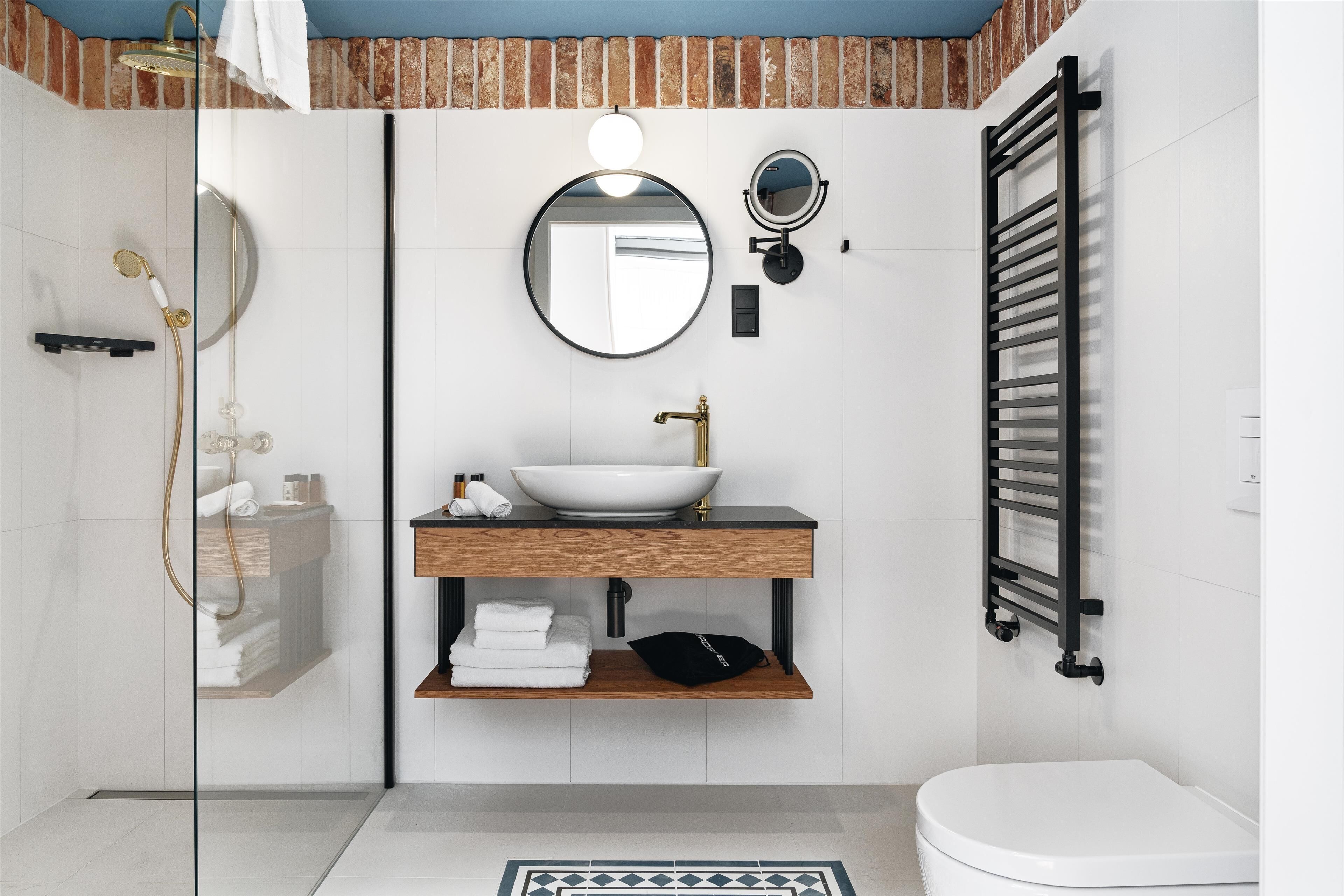 shower, rainfall showerhead, free toiletries, hair dryer