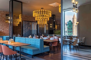 Petit déjeuner continental (95 PLN par personne)