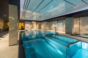 Inomhuspool med öppettider 10.00 till 21.00, och solstolar