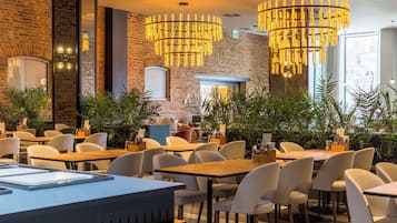 Daily continental breakfast (PLN 95 per person)