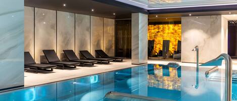 Alberca techada, acceso de 10:00 a 21:00, y camastros