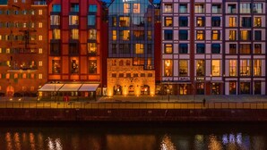 En rad av fler våningar höga byggnader med en blandning av olika arkitektoniska stilar, inklusive en byggnad med en skylt där det står ”Radisson”.