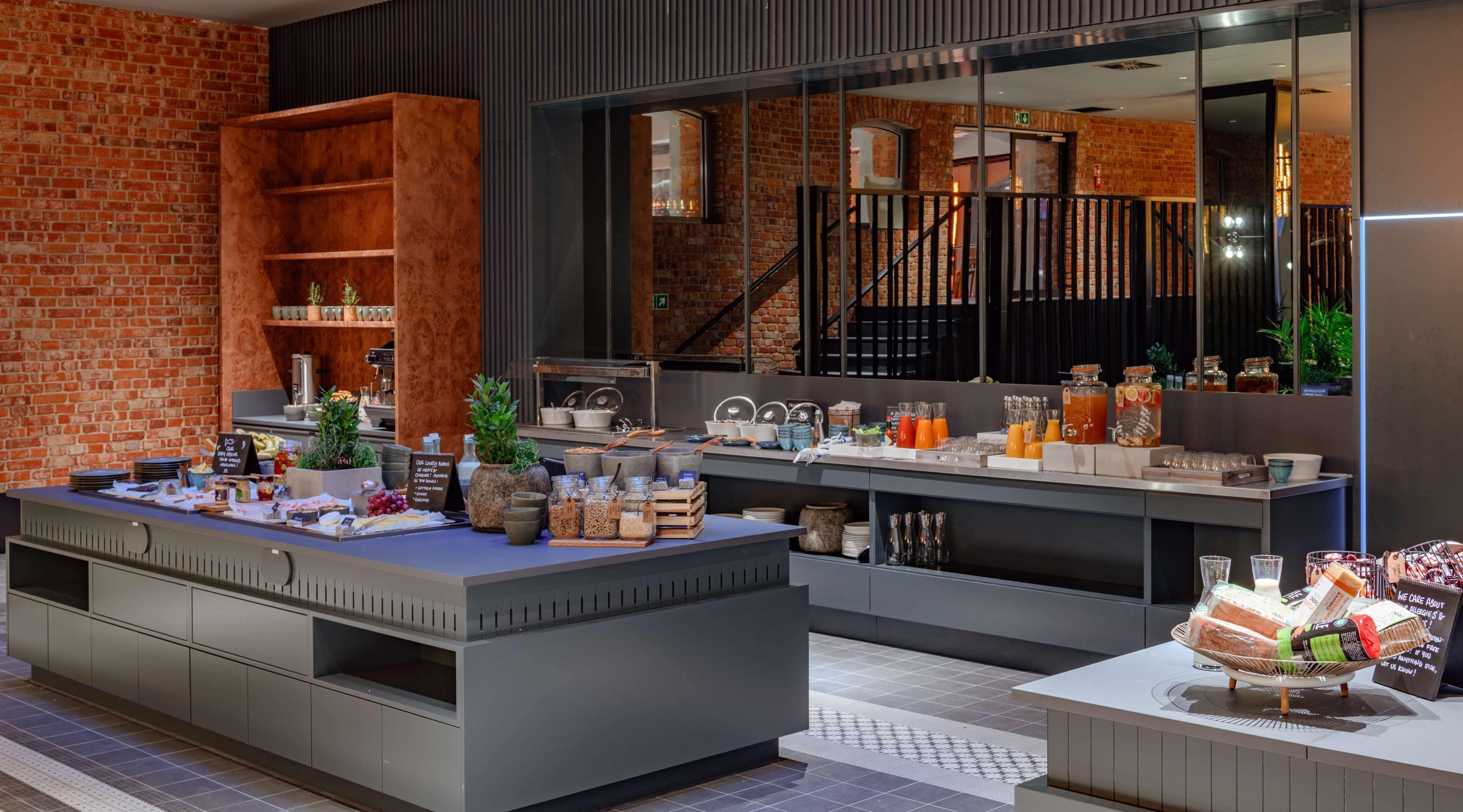 daily continental breakfast (pln 95 per person)