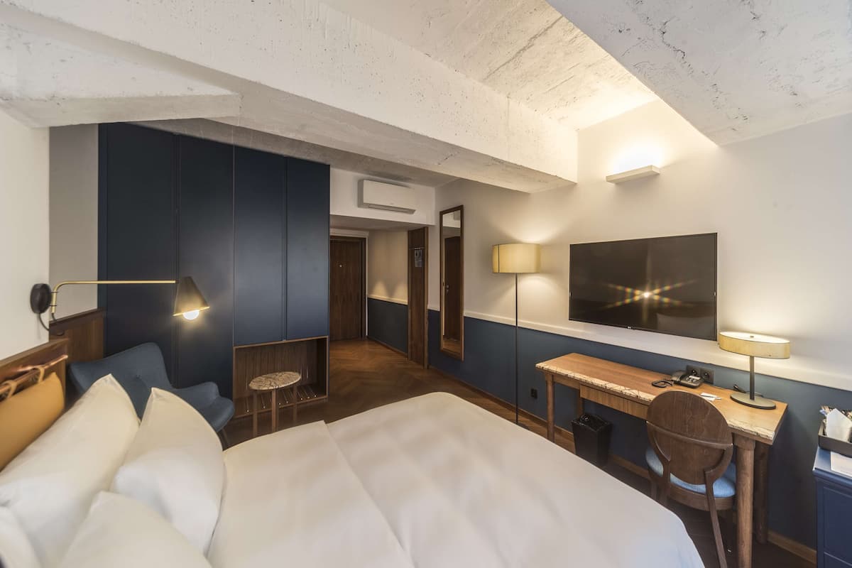 Superior Room (Old Granary) | 1 bedroom, hypo-allergenic bedding, in-room safe, individually furnished