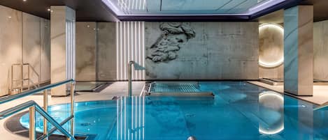 Piscine couverte, accÚs possible de 10 h 00 à 21 h 00, chaises longues