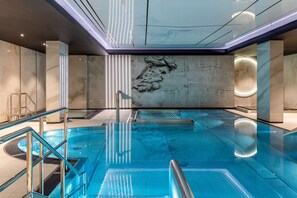 室内游泳池，10:00 至 21:00 开放，日光浴躺椅