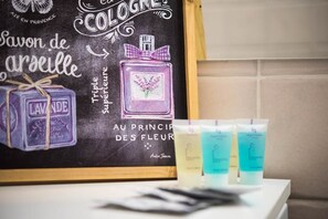 Apartment, 1 Bedroom | Bathroom amenities | Shower, rainfall showerhead, free toiletries, hair dryer - Studio Hosts 2 Via San Gervasio Flat in Bo (Bologna)