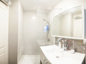 Bathroom - A Luxury Studio Near the Beach (Tel Aviv)