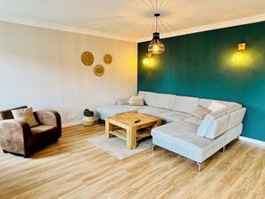 Apartment, 3 Schlafzimmer, Balkon (Wunstorf) | Living area | 40-inch Smart TV with digital channels, heated floors - Ferienwohnung Maedchen (Wunstorf)