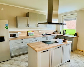 Apartment, 3 Schlafzimmer, Balkon (Wunstorf) | Private kitchen | Fridge, microwave, oven, stovetop - Ferienwohnung Maedchen (Wunstorf)