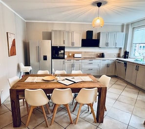 Apartment, 3 Schlafzimmer, Badewanne (Mesmerode) | مطبخ خاص | ثلاجة، ميكروويف، فرن، موقد طهي مسطح