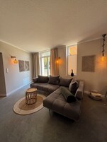 Apartment, 3 Schlafzimmer (Hagenburg) | Living area | 40-inch Smart TV with digital channels, heated floors