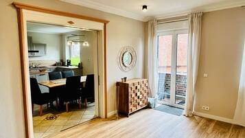 Apartment, 3 Schlafzimmer, Balkon (Wunstorf) | Wohnbereich | 40-Zoll-Smart-TV mit Digitalempfang, Fußbodenheizung