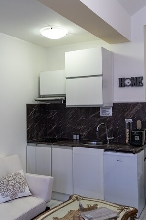 浪漫開放式客房, 多張床, 簡易廚房, 庭園 | 私人小型廚房 | 電冰箱、微波爐、咖啡機/沖茶器、電熱水壺