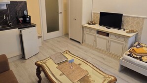Romantisk studio, flere senger, tekjøkken, gårdsplassområde | Oppholdsområde