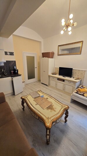 Romantisk studio, flere senger, tekjøkken, gårdsplassområde | Oppholdsområde | Flatskjerm-TV