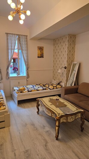 浪漫開放式客房, 多張床, 簡易廚房, 庭園 | 起居區 | 平面電視