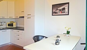 Apartment, 1 Bedroom | In-room dining