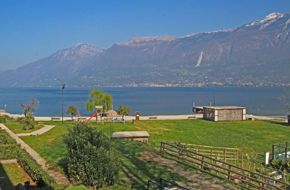 Photo de Spiaggia Campione del Garda - bon endroit convivial pour les animaux de compagnie pour les vacances
