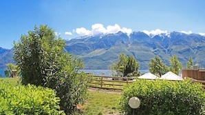 A hotel with a view of mountains and a lake. - Holideal Campione Beach House (Tremosine)