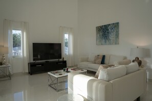 House, Multiple Beds - 3 Bedrooms | Sala de estar | Televisión de pantalla plana 