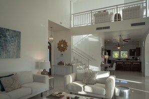 House, Multiple Beds - 3 Bedrooms | Área de sala de estar | Televisión de pantalla plana 