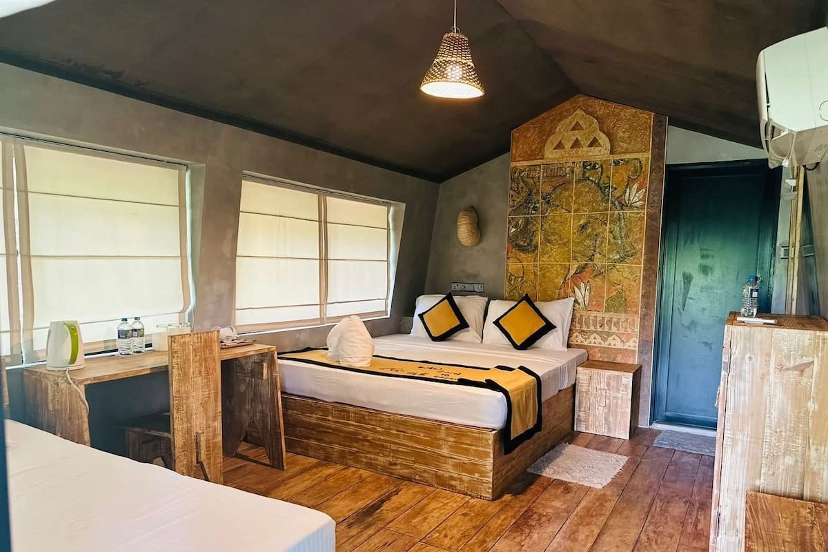 Luxe tent | Geluiddichte muren, een strijkplank/strijkijzer, beddengoed