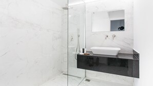 Apartment | Bathroom | Shower, free toiletries, hair dryer, towels - Aglavros (Athens)
