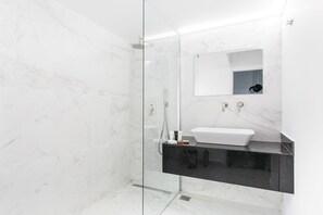 Apartment | Bathroom | Shower, free toiletries, hair dryer, towels